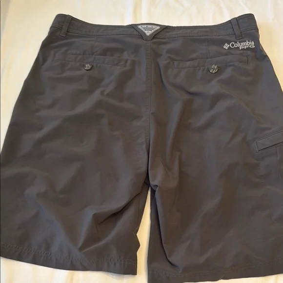 Columbia Green Cargo Shorts with Knee-Length Cut - Picture 6 of 10